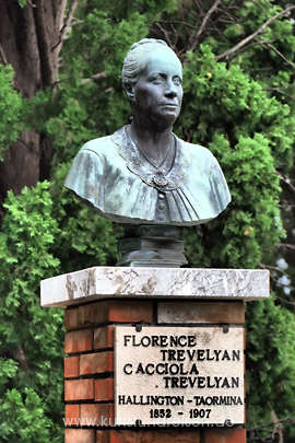 Büste der Gründerin Florence Trevelyan im Englischen Garten, Taormina