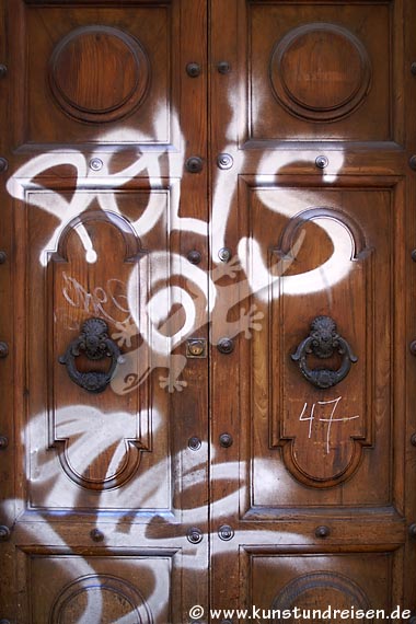 Roma, porta di legno con un graffito