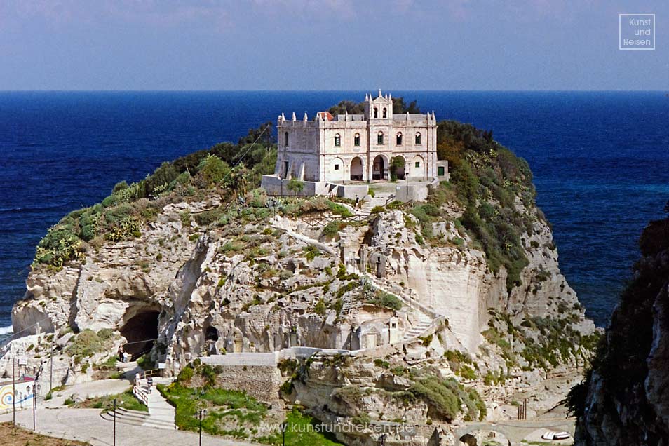 Kirche Santa Maria dell'Isola auf einem Fels in Tropea