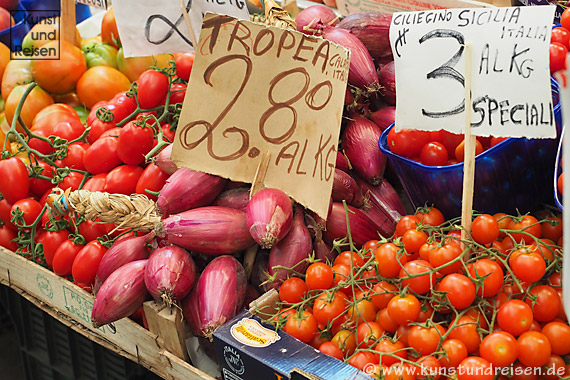 Genua, Rote Zwiebeln aus Tropea und Tomaten aus Sizilien