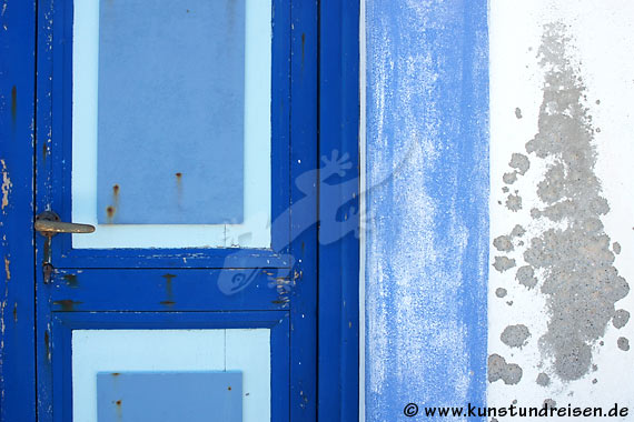 Himmelblaue Tür in Filicudi Porto