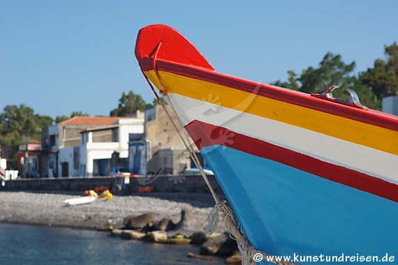 Fischerboot auf der Mole in Filicudi Porto