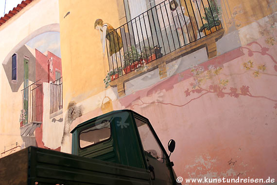 Kleiner Platz mit Wandmalerei im Fischerviertel, Lipari
