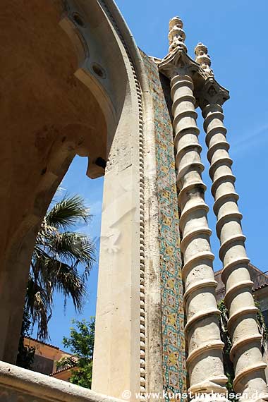 Monastero dei Bendettini, Caffeaos neogotico nel giardino - Catania