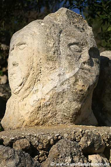 Testa scolpita nella pietra, Sciacca - Sicilia