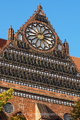 Architektur der Gotik - Wismar, Kirche St. Nicolai, Giebel des Südquerhauses mit Maßwerk und Galerien von Relieffiguren aus glasierten Backsteinen