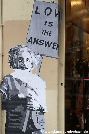 Paris, Streetart - Albert Einstein Love is the Answer