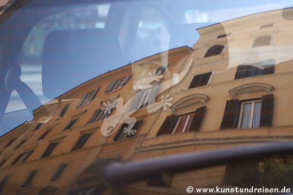 Rom, Häuser auf Autoscheibe in der Via Machiavelli, Stadtteil Esquilino