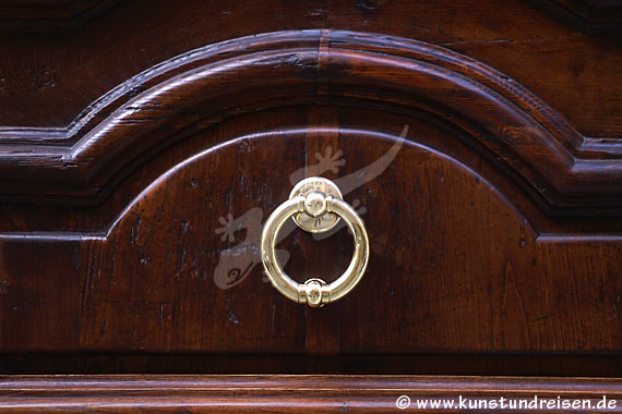 Roma, porta di legno con anello di ottone