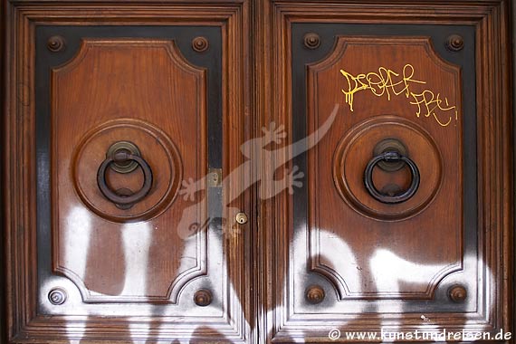 Rom, Holztür mit Graffiti