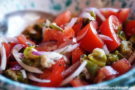 Tomatensalat mit Kapern und roten Zwiebeln