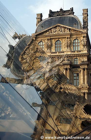Paris, Louvre gespiegelt in Pyramide