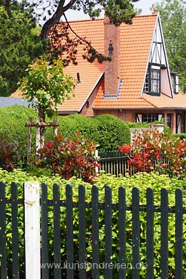 Villa mit Fachwerk inmitten von Gärten De Haan