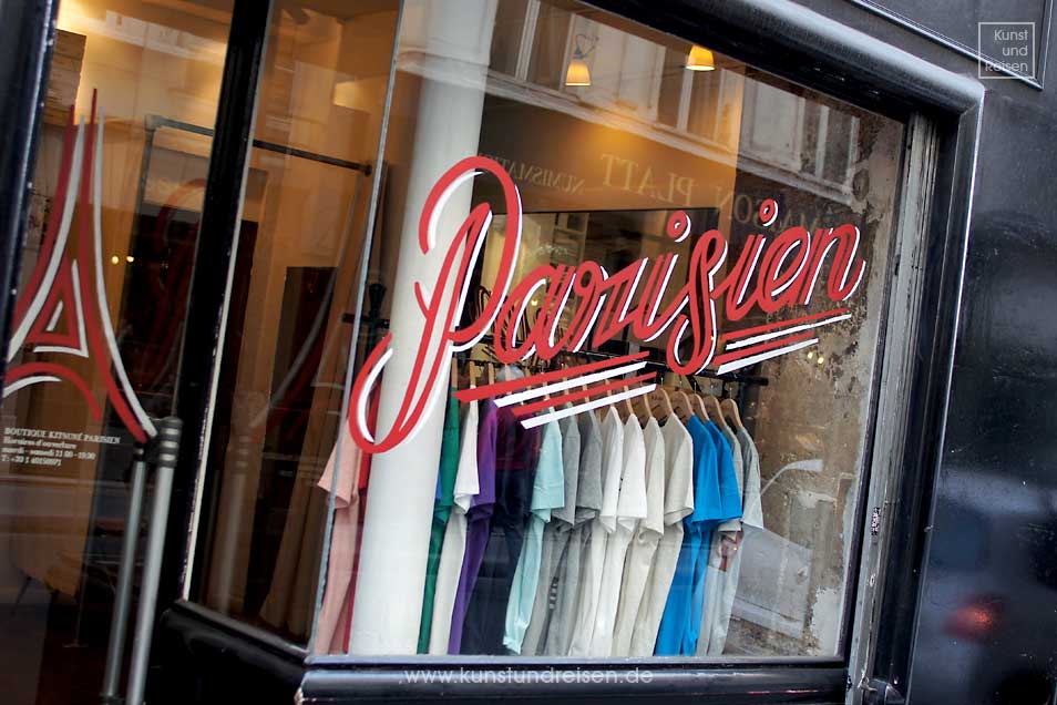 Boutique Schaufenster mit hängenden Shirts 1er Arrondissement Paris