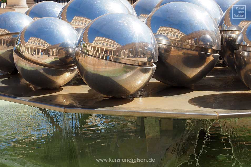 Brunnen Metallkugeln Palais Royal 1er Arrondissement in Paris