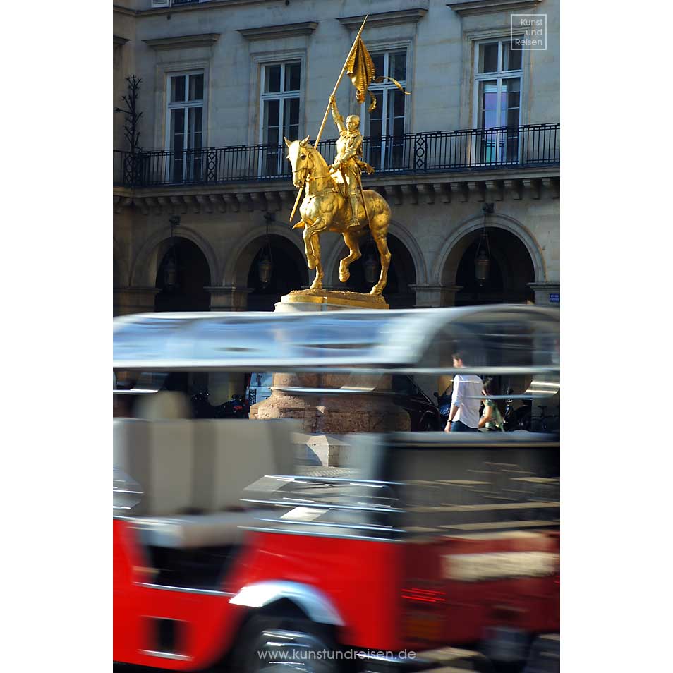 Goldene Statue Jeanne d'Arc auf Pferd fahrender Bus auf der Rue de Rivoli 1. Arrondissement Paris