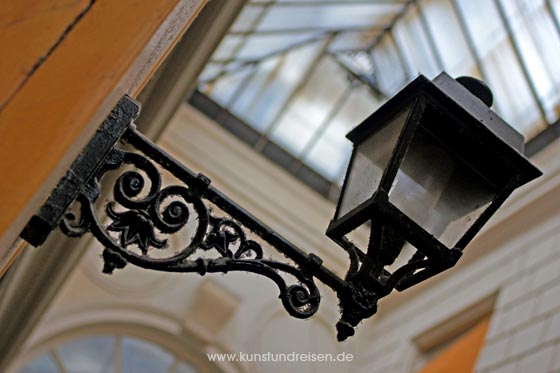 Lampe in der Passage des Panoramas im 2. Arrondissement in Paris