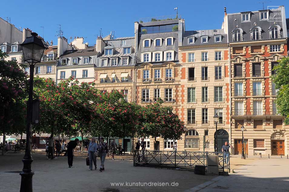 Place Dauphine Île de la Cité in Paris