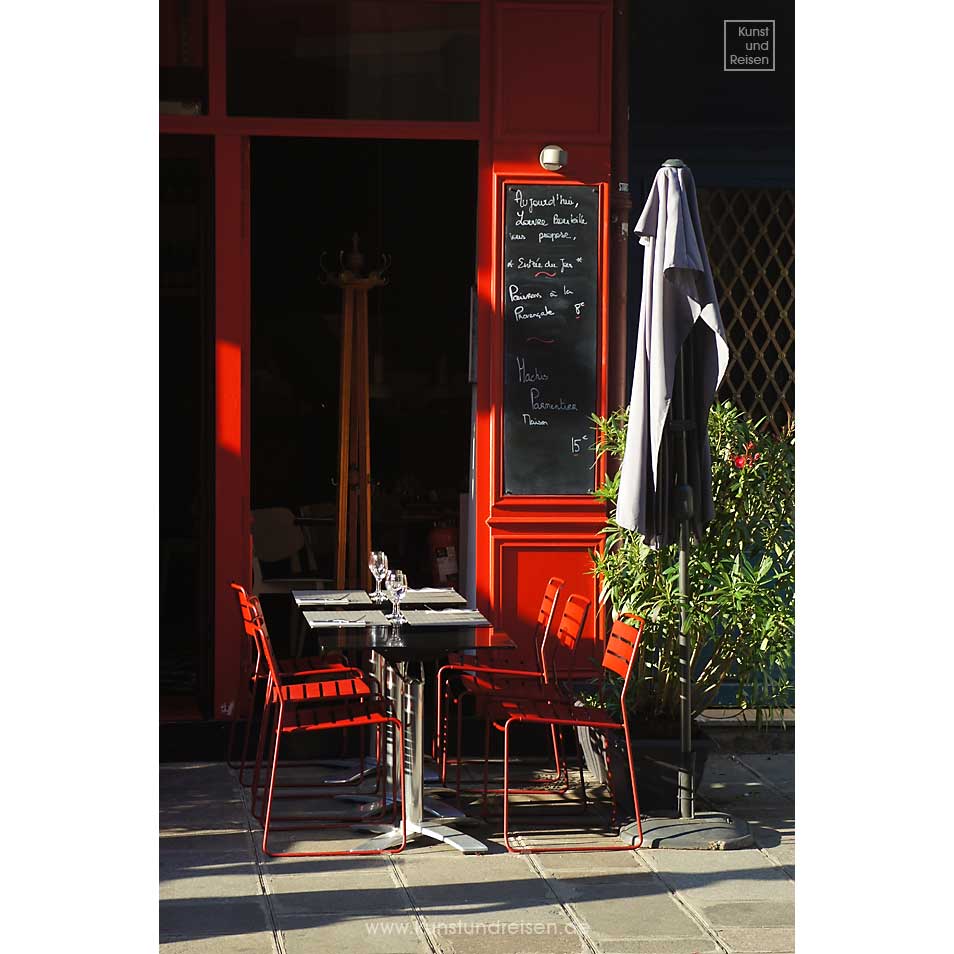 Restaurant mit roten Stühlen vor der Tür Rue Saint Honoré 1. Arrondissement Paris