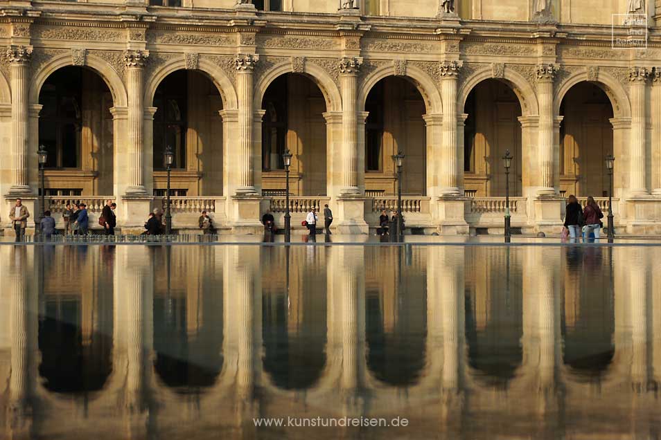 Arkaden Richelieu-Flügel spiegeln sich im Brunnen vor dem Louvre, Paris