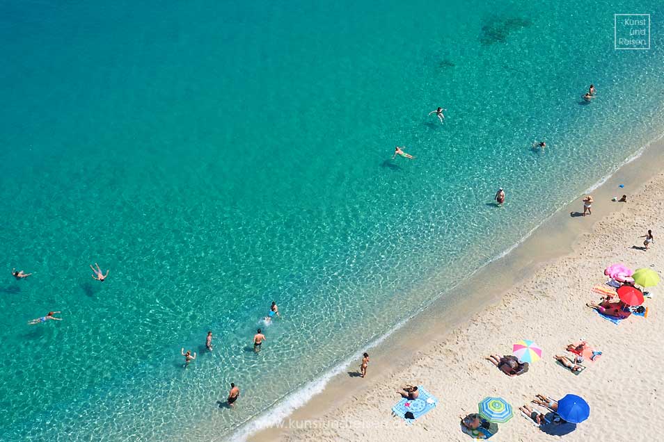 Sandstrand Kalabrien türkisklares Meer