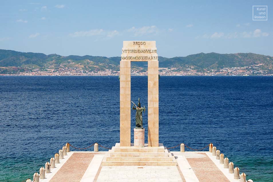 Monumento della Vittoria Blick auf die K&uuml;ste Siziliens