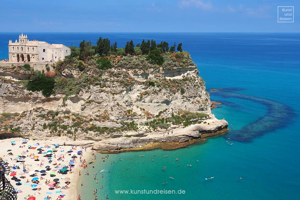 Isola Bella Kirche Santa Maria dell'Isola smaragdgr&uuml;nes Meer Tropea