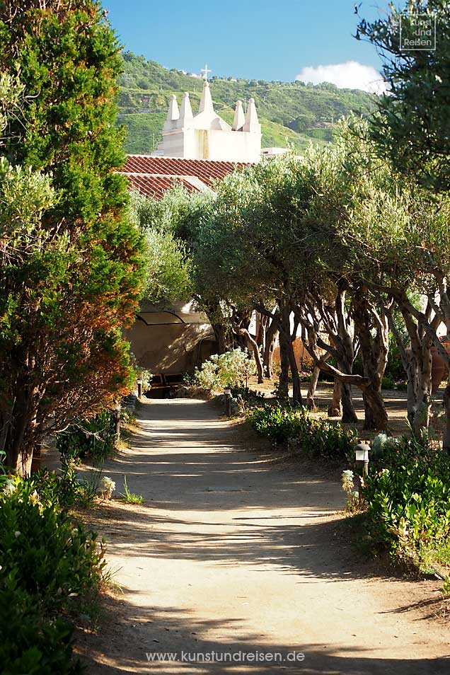 Olivenb&auml;ume Garten Kirche Santa Maria dell'Isola Turmspitzen Tropea