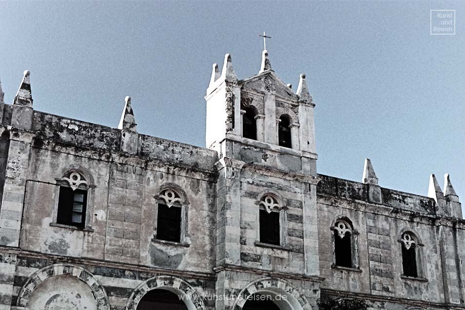 Fassade Benediktiner-­Wall­fahrts­kirche Santa Maria dell'Isola aus dem Mittelalter Tropea in Kalabrien