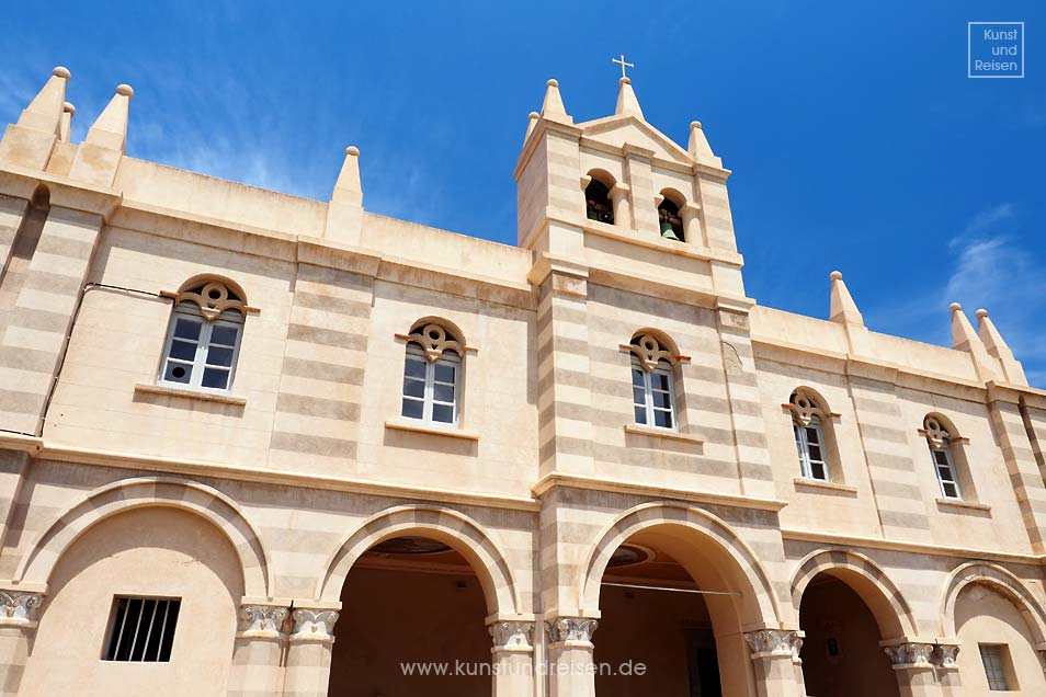 Fassade Benediktiner-­Wall­fahrts­kirche Santa Maria dell'Isola aus dem Mittelalter Tropea in Kalabrien