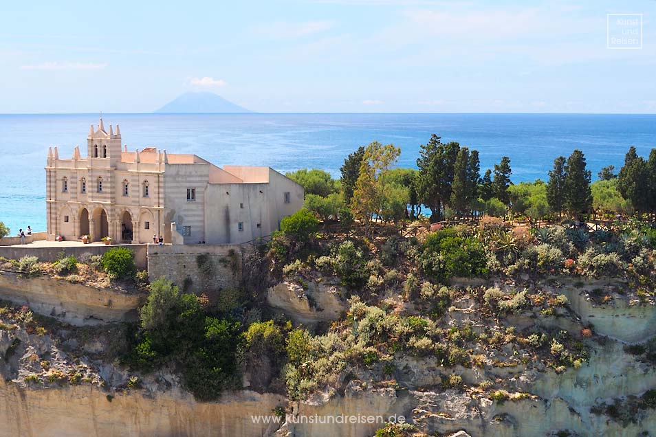 Garten Kirche Santa Maria dell'Isola Sandsteinfelsen Tropea