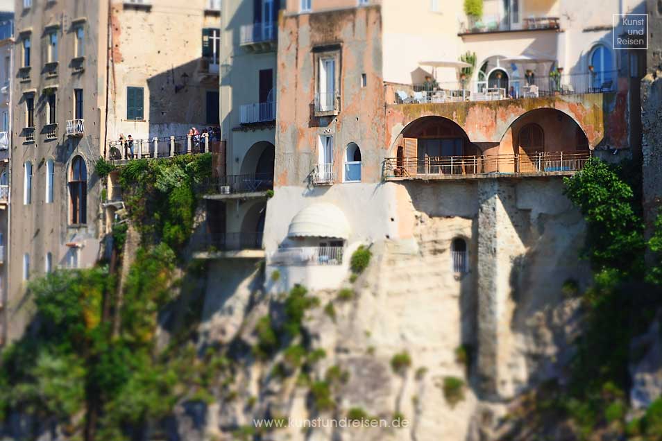 Häuser der Altstadt stehen bis an den Rand der Felsen Tropea