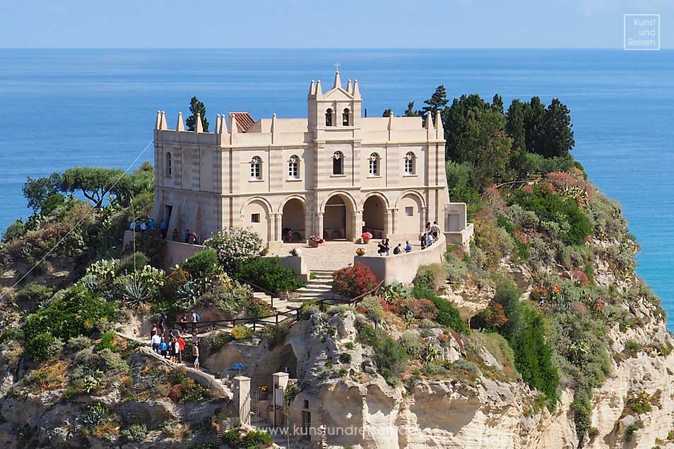 Chiesa Santa Maria dell'Isola mit Panoramaterrasse in Tropea