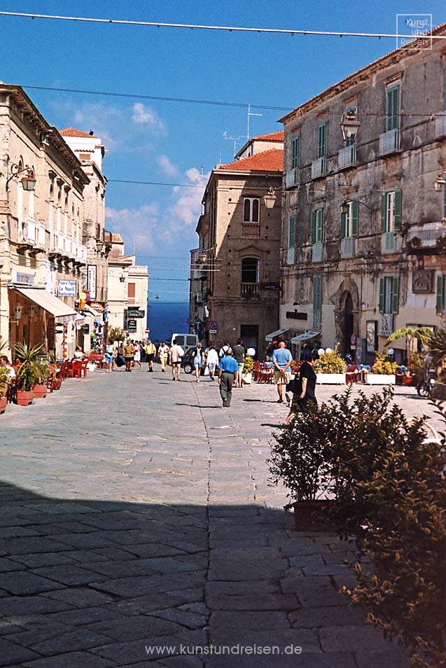 Corso Vittorio Emanuele in der Altstadt von Tropea in Kalabrien