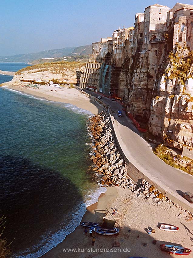 Spiaggia della Rotonda unterhalb der Altstadt von Tropea in Kalabrien