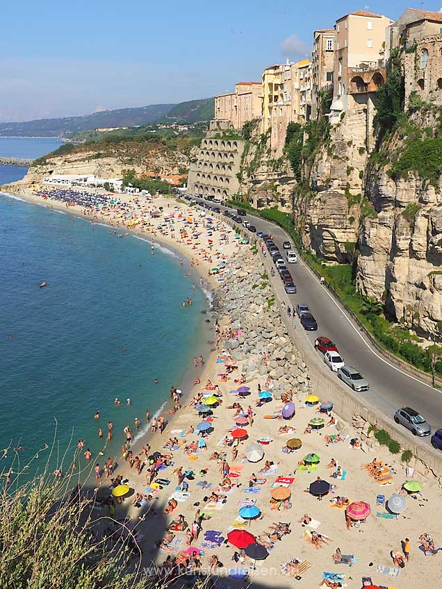 Spiaggia della Rotonda unterhalb der Altstadt von Tropea in Kalabrien