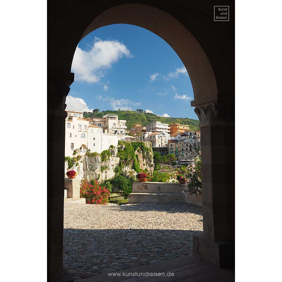Blick durch den Arkadenbogen auf die Häuser von Tropea