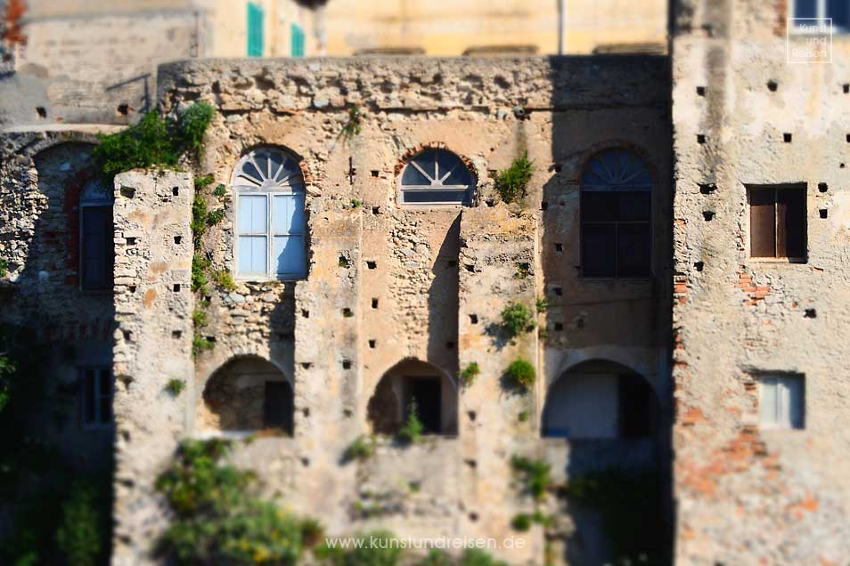 Hauswand mit typischen quadratischen Löchern Tropea