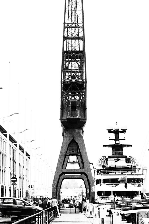 Alte Kräne im alten Hafen Genua