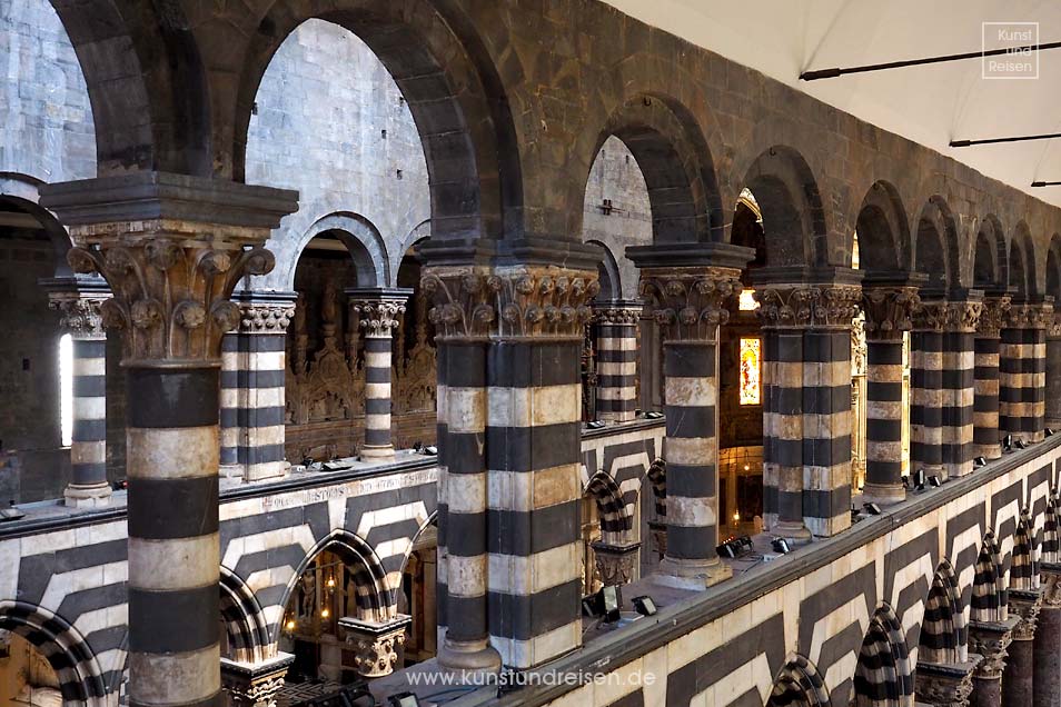 Arkaden schwarz-weiß Dom San Lorenzo, Genua