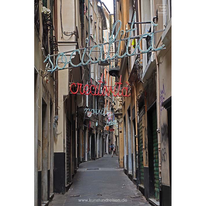 Gasse Via Maddalena in den „Carrugi“ der Altstadt in Genua