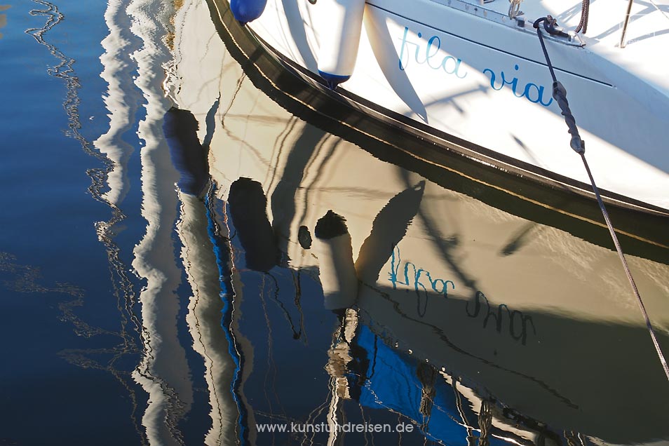 Boot Spiegelung im Wasser Genua