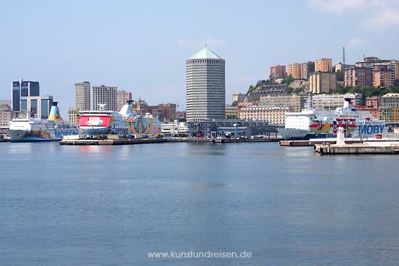 Kreuzfahrtschiffe Hafen Hochhaus San Benigno Torre Nord Genua