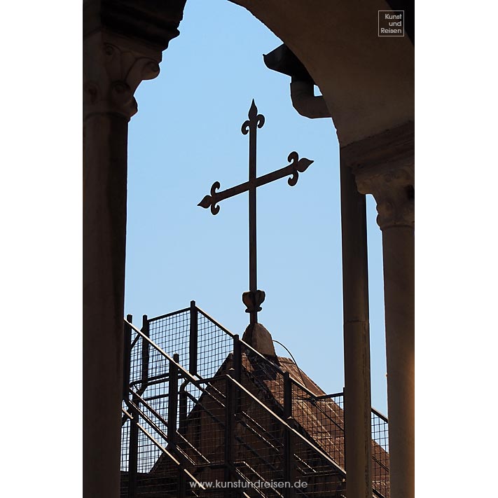 Dom San Lorenzo Kreuz Hauptportal Genua