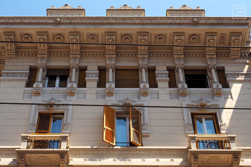 Palazzo Zuccarino Cerruti, weit auskragendes Dachgesims mit schm&uuml;ckenden Elementen Via XX Settembre Genua
