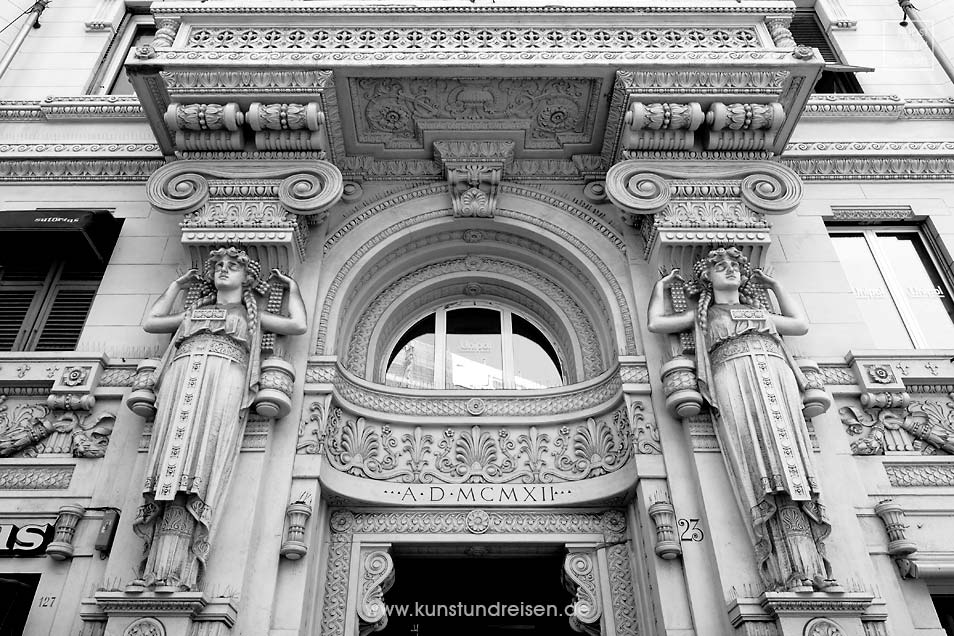 Palazzo Zuccarino Cerruti Fassade im Stile Liberty mit Karyatiden Via XX Settembre Genua