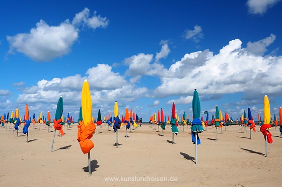 Deauville Strand Sonnenschirme Normandie