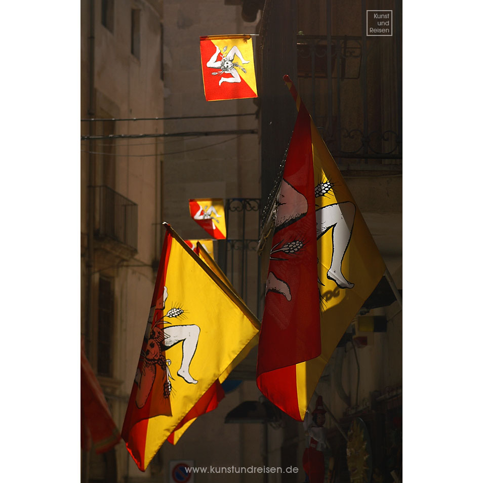 Flagge mit Symbol Trinacria Sizilien