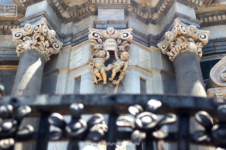 Barockkunst an der Außenfassade des Doms, Catania