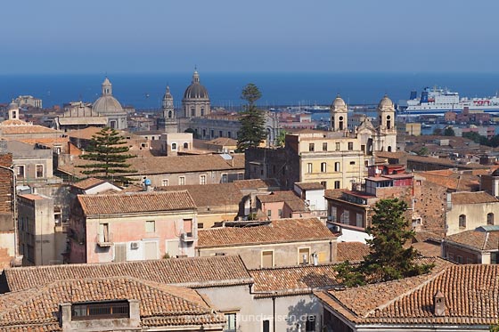 Blick von der Dachterrasse der Chiesa San Nicolò über Catania